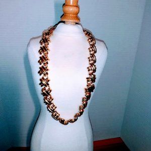 AKI: Gold tone design necklace